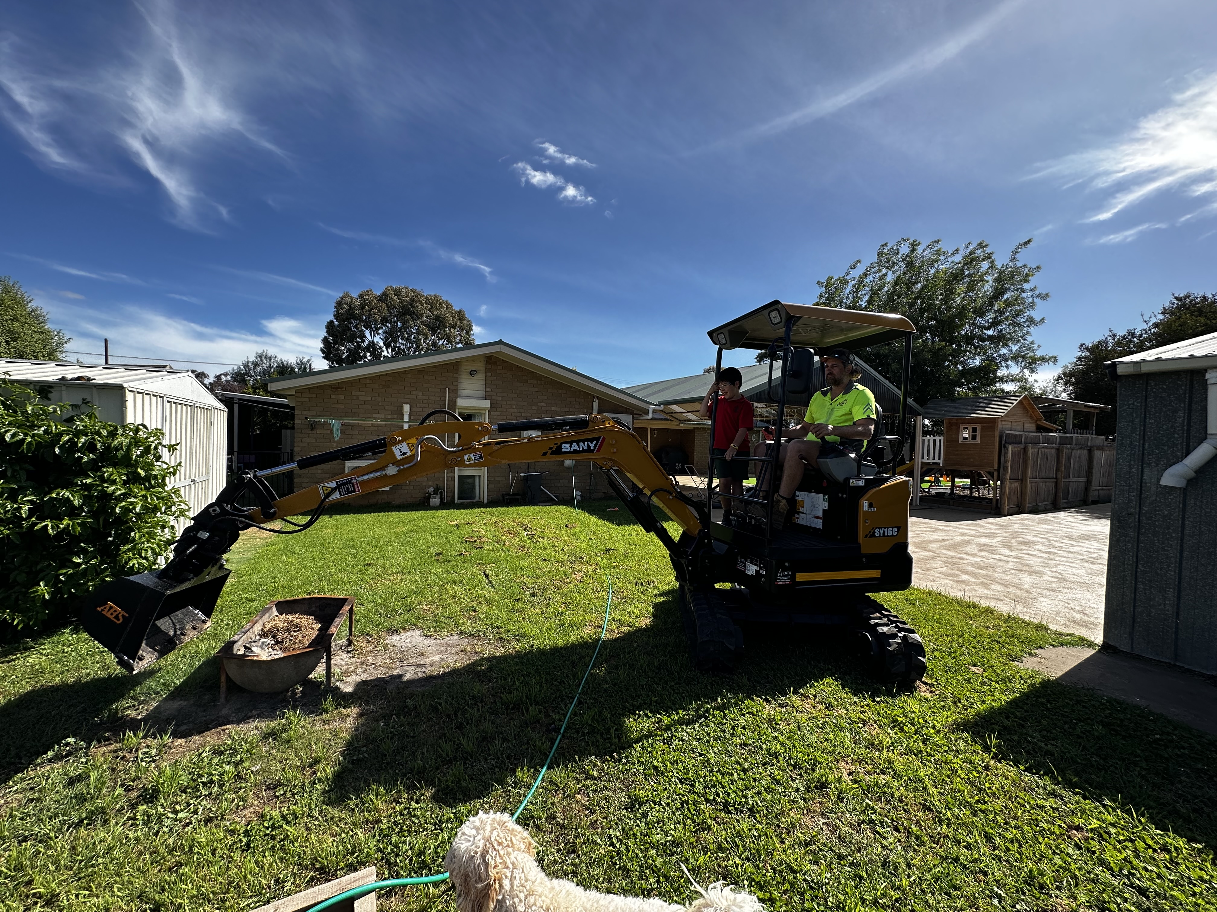 Image of 25 tonne excavator doing pipe work and drainage